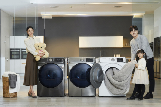 삼성전자는 최대 용량이었던 14㎏에서 2㎏ 더 늘어난 16㎏짜리 대용량 건조기를 선보였다. 모델들이 16㎏ 용량의 '그랑데' 건조기를 소개하고 있다.  삼성전자 제공